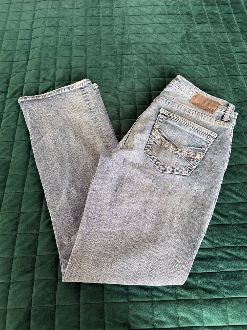 BKE Derek men’s jeans in a light blue wash with a straight-leg fit.